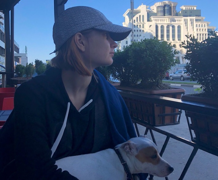 Ирина Саншаса с собакой любуется видом из окна