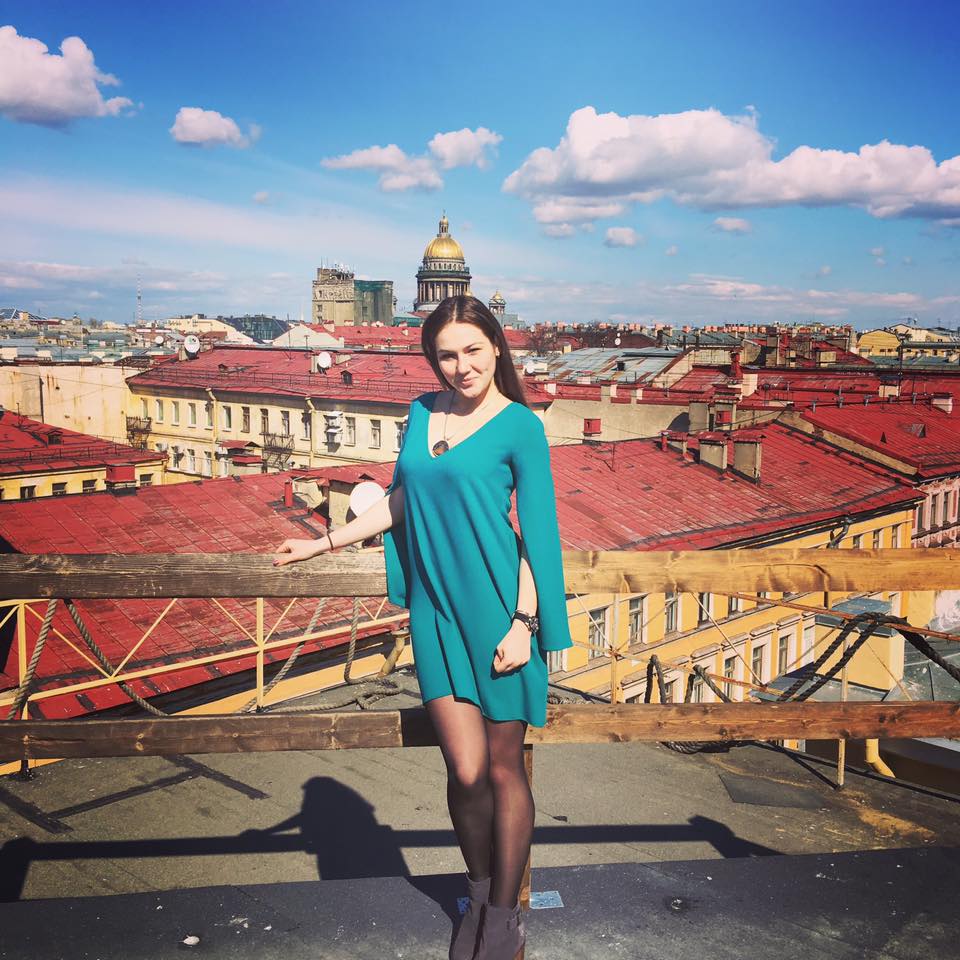 Ксения Ратникова на крыше дома