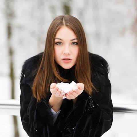 Ксения Ратникова радуется снегу